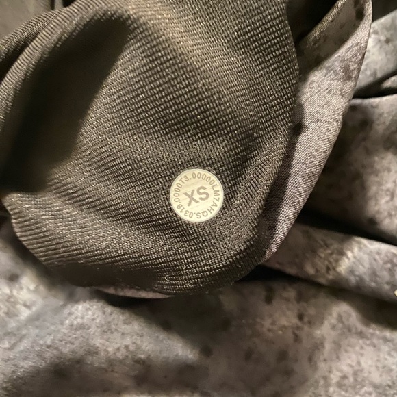 Men’s XS Lulu shorts with liner - Picture 5 of 5